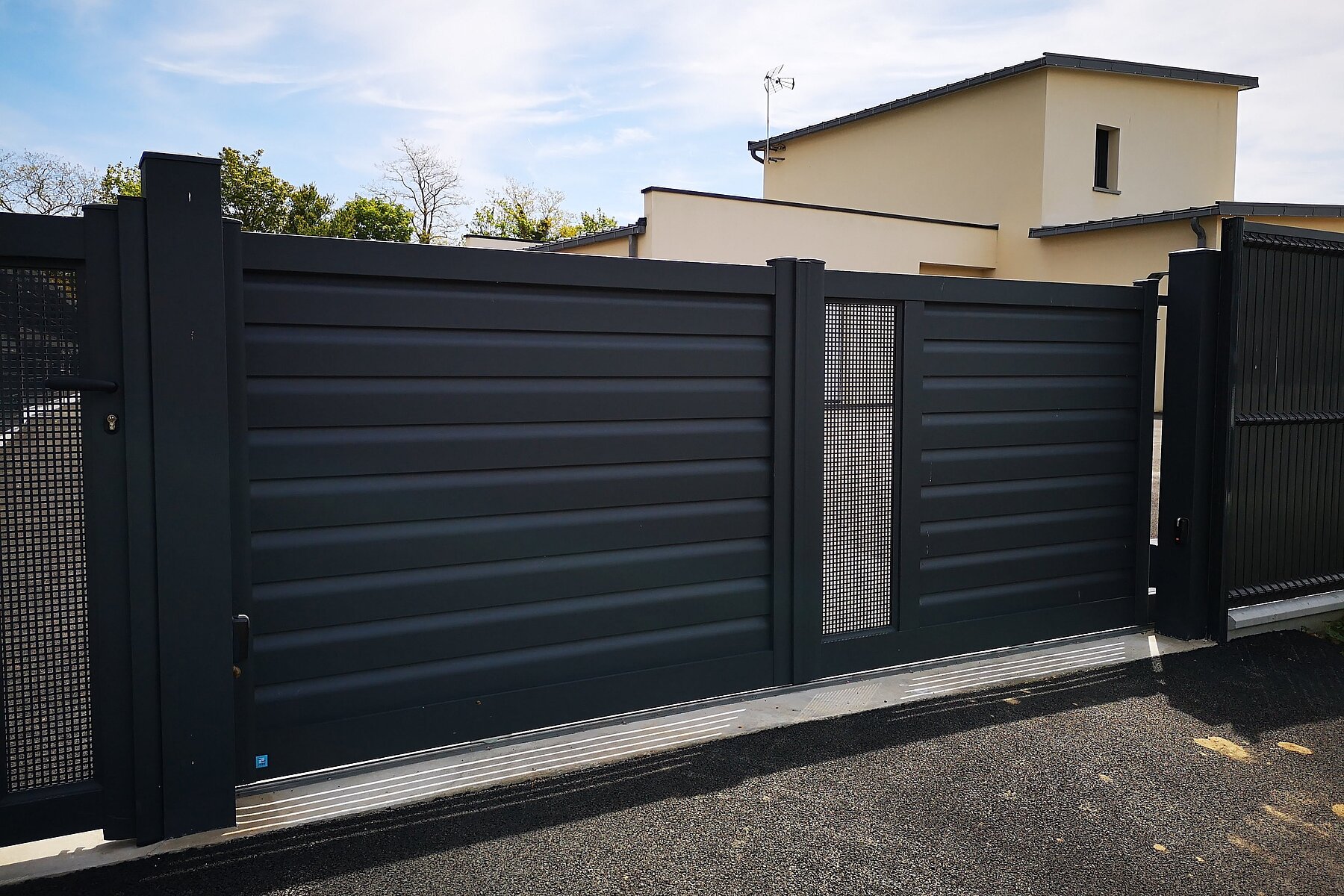 Vignette Portail Aluminium Contemporain