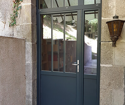 porte noir sur maison en pierre