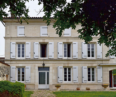 maison volets PVC blanc