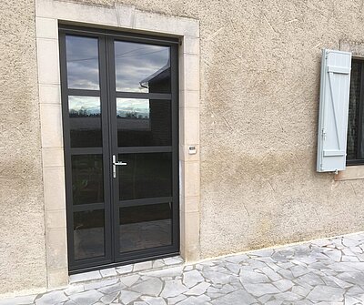 Porte d'entée noir vue de l'extérieur