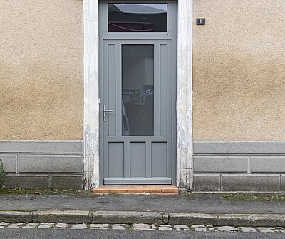 Porte d'entrée grise maison en pierre