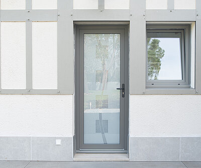 Porte d'entrée PVC de vue extérieur d'une maison avec des mur blancs