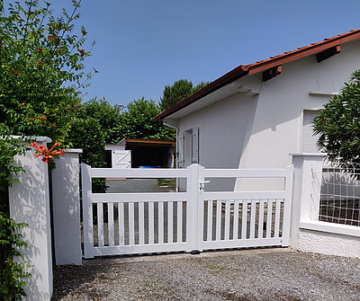 portail blanc pvc ajouré