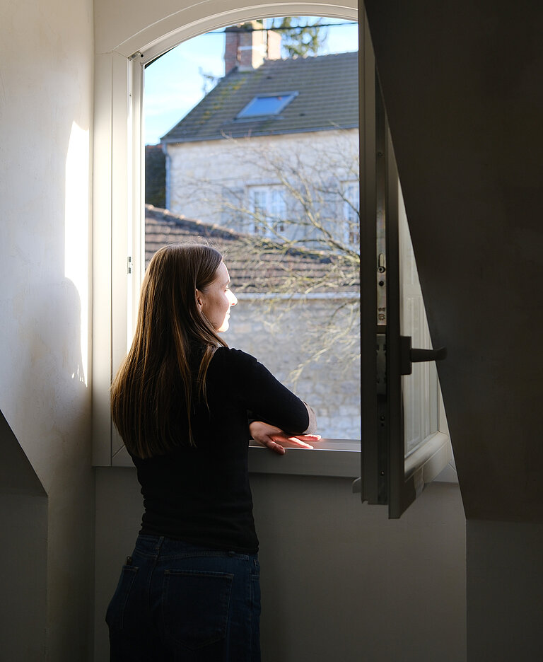 femme fenêtre blanche