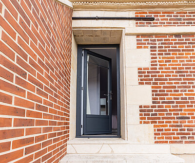 PORTE SUR MAISON BRIQUE ROUGE