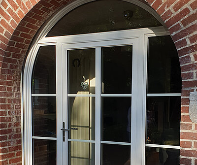 porte bois sur maison en brique