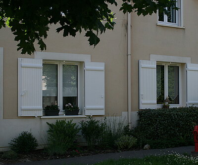 volets ouverts sur batiment