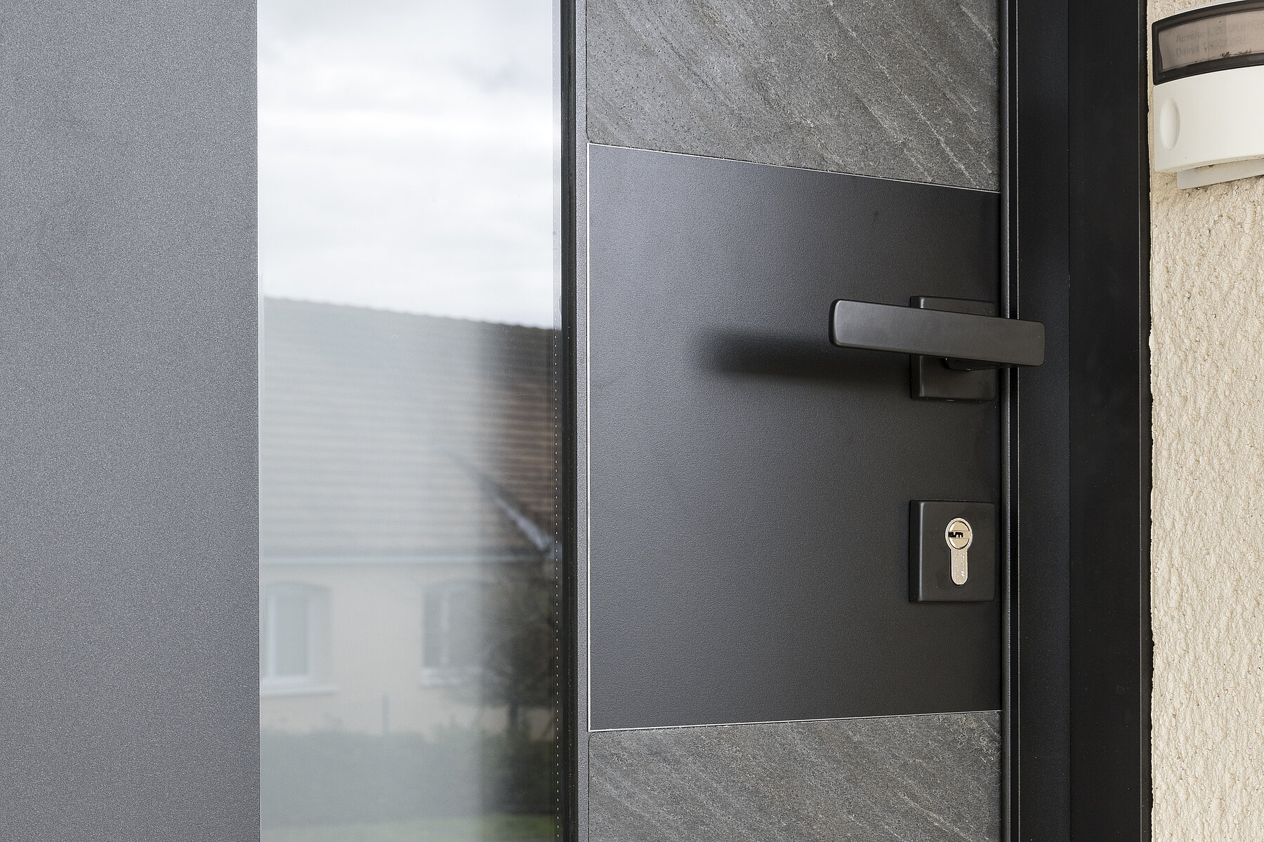 Vignette Porte d'entrée Aluminium Cadre Noir ligne Minéral