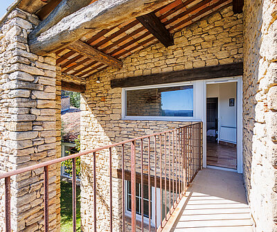 fenêtre ALU maison en pierre